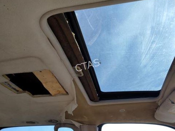 2003-chevrolet-suburban-image-12