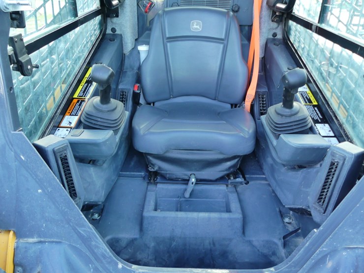 2024-deere-320g-image-12