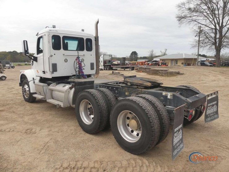 2017-peterbilt-567-image-3