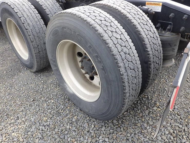 2013-freightliner-cascadia-113-image-22