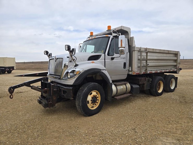 2014-international-7400-image-1