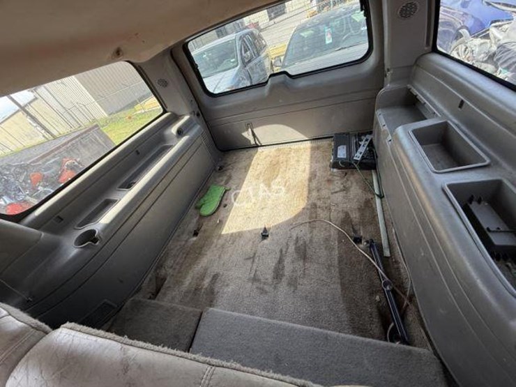 2001-chevrolet-suburban-image-15