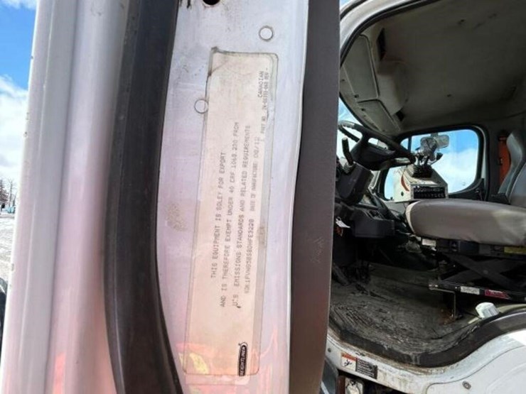 2013-freightliner-108sd-image-14