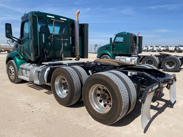 2017-peterbilt-579-image-9