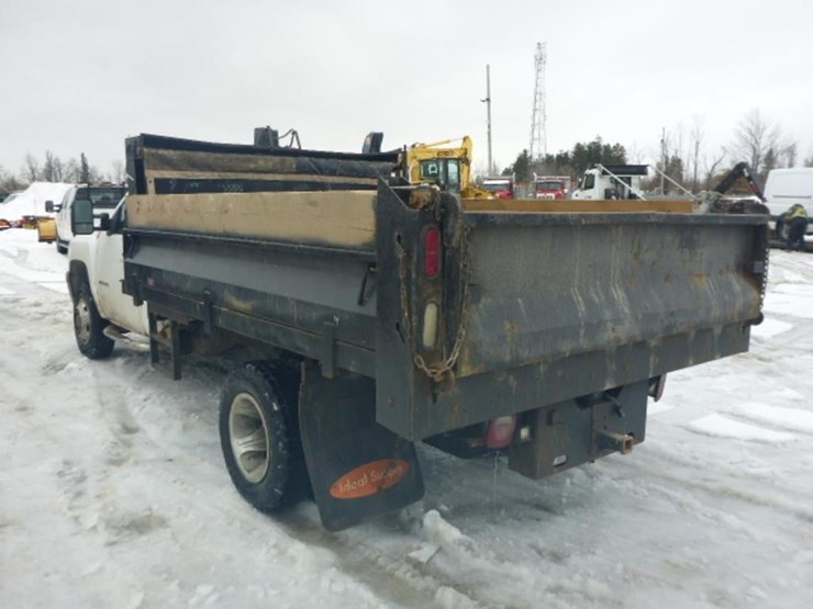 2014-chevrolet-3500-image-4