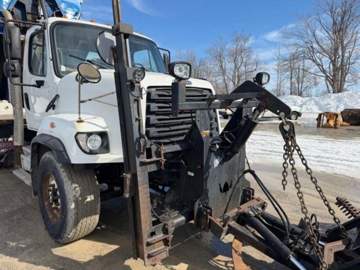 2013-freightliner-108sd-image-46