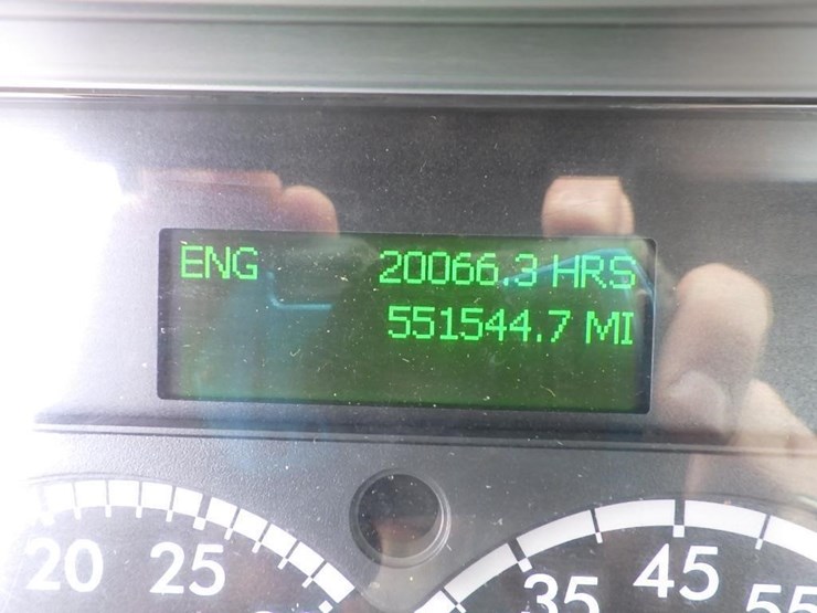 2016-freightliner-cascadia-125-image-35