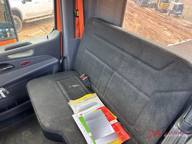 2017-peterbilt-rollback-truck-image-25