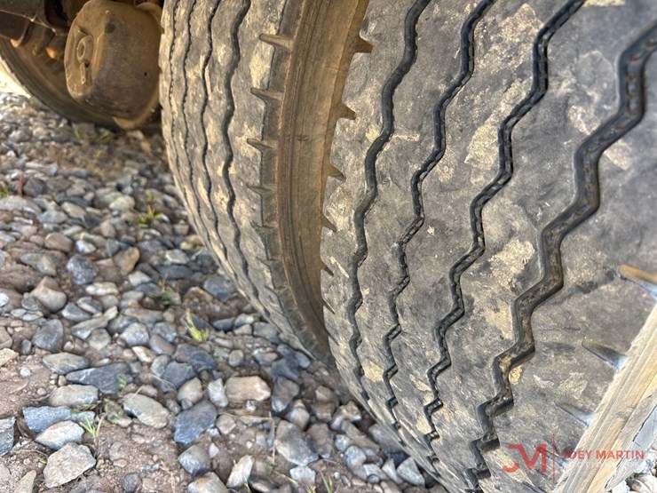 2011-international-7400-image-11