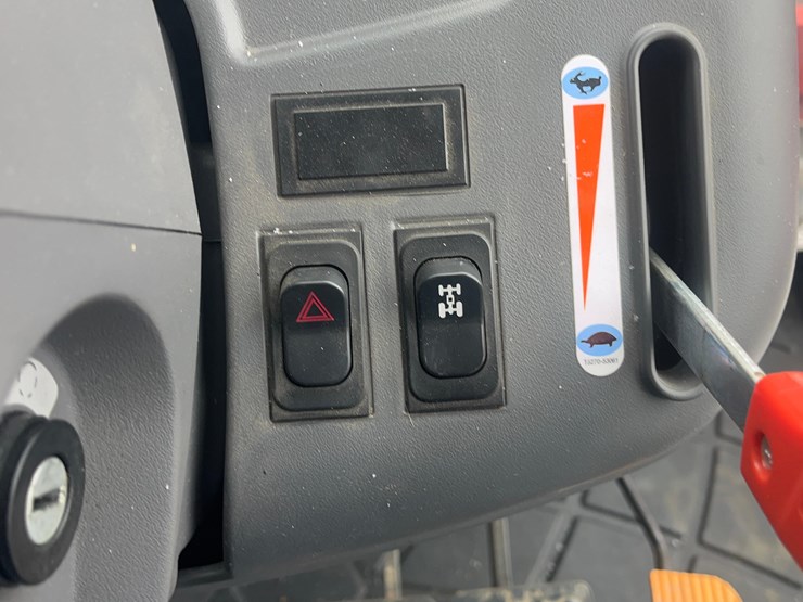 kioti-rx8320-power-shuttle-tractor-with-loader-image-38