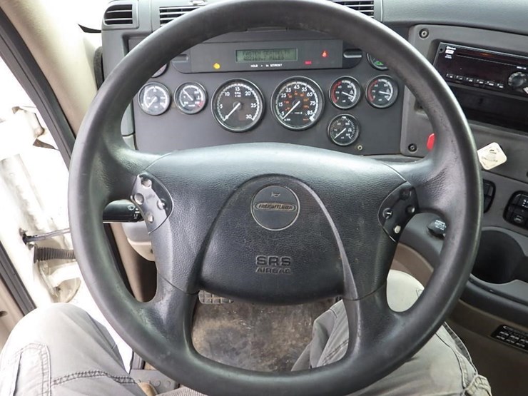 2013-freightliner-cascadia-113-image-35