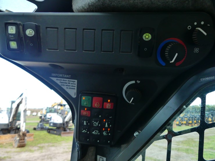 2024-deere-320g-image-16