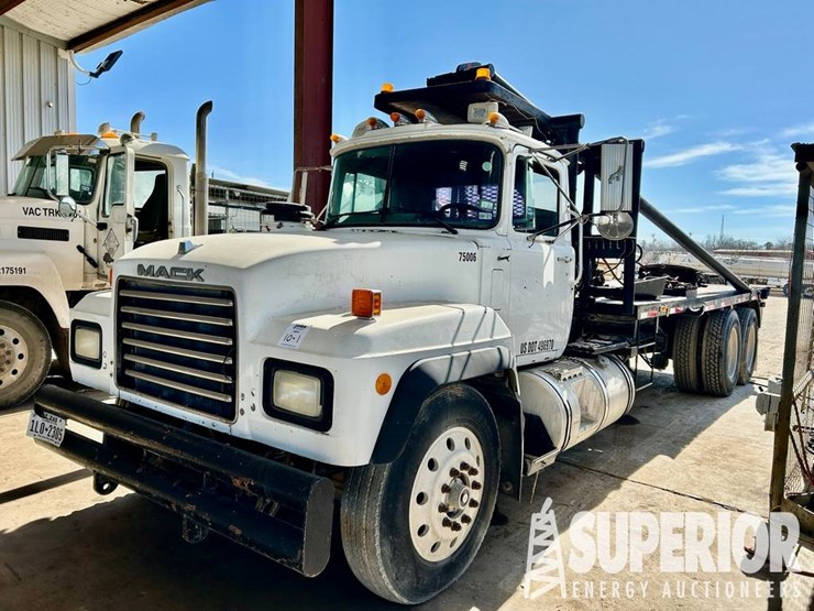2004-mack-rd688s-image-1
