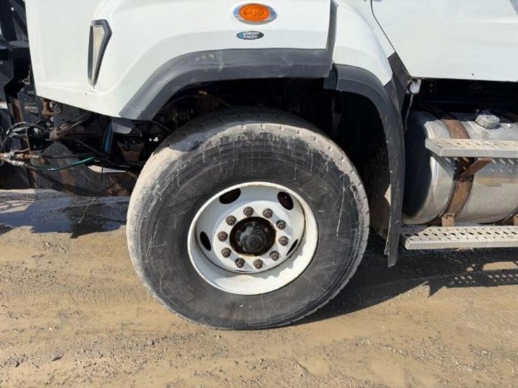 2013-freightliner-108sd-image-65