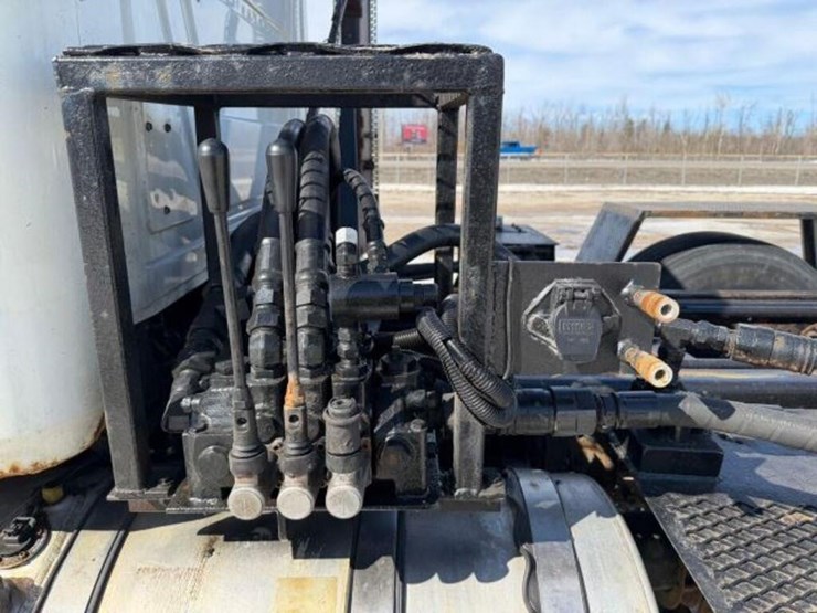 2009-mack-granite-gu813-image-27