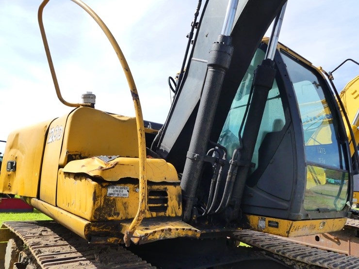 2012-deere-120d-image-9