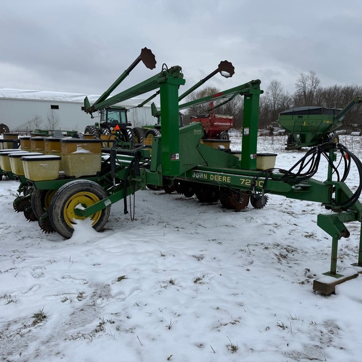 JOHN DEERE 7200
