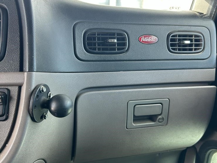 2012-peterbilt-386-image-18
