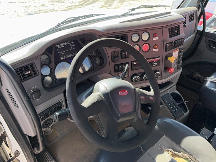 2015-peterbilt-567-image-15