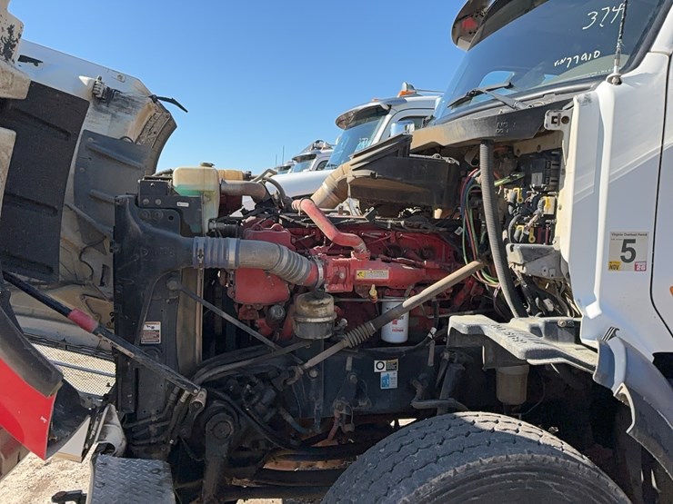 2015-peterbilt-567-image-25