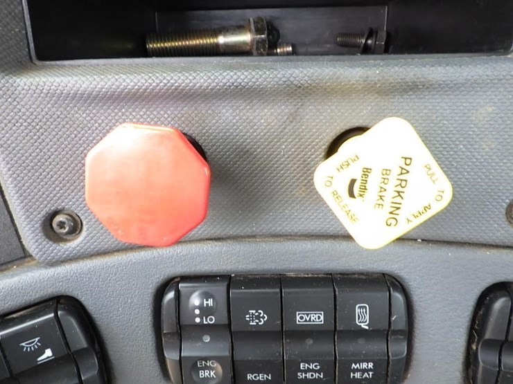 2016-freightliner-cascadia-125-image-38