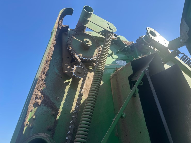 2021-john-deere-560m-image-6