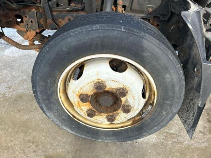 2015-isuzu-nrr-image-51