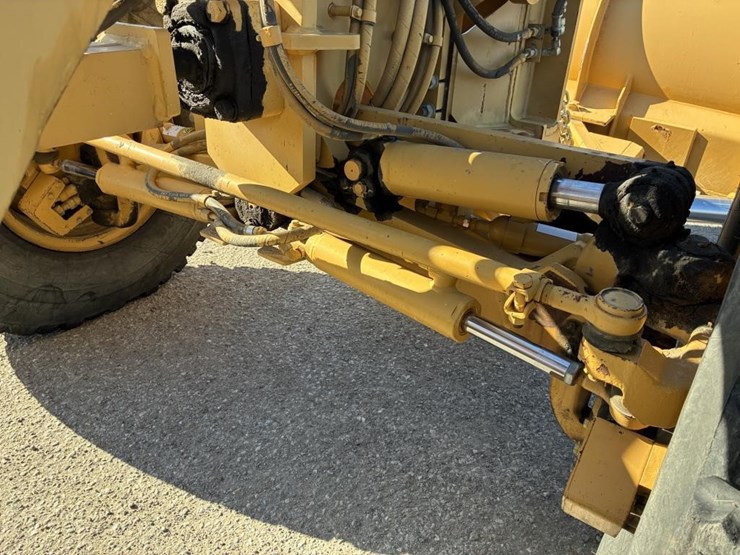 2005-caterpillar-143h-image-21