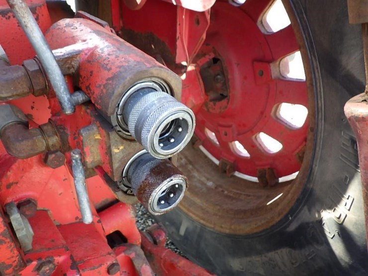 international-f1066-tractor-image-11