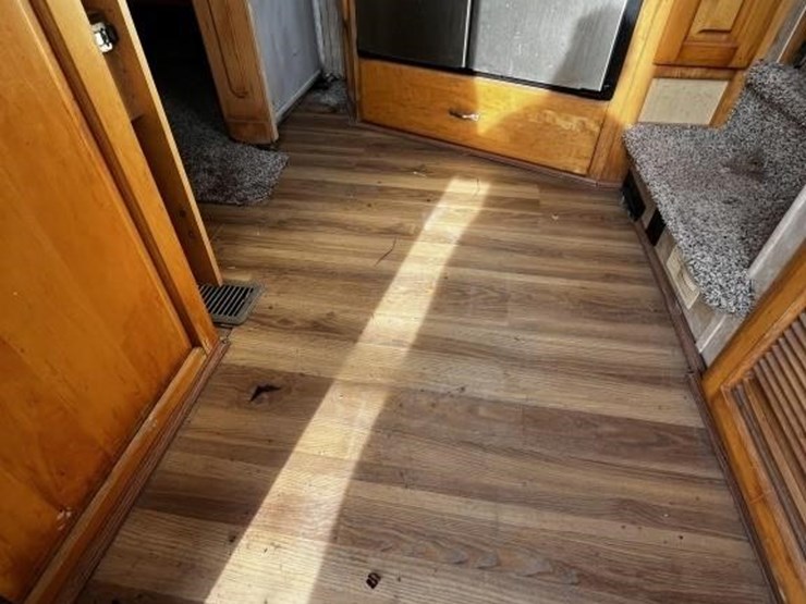 l1--2006-escalade-32'-travel-trailer-image-16