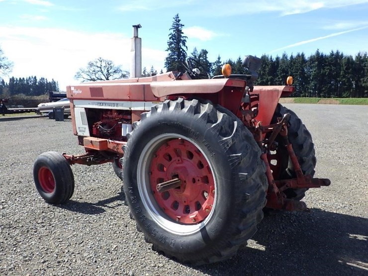 international-f1066-tractor-image-7