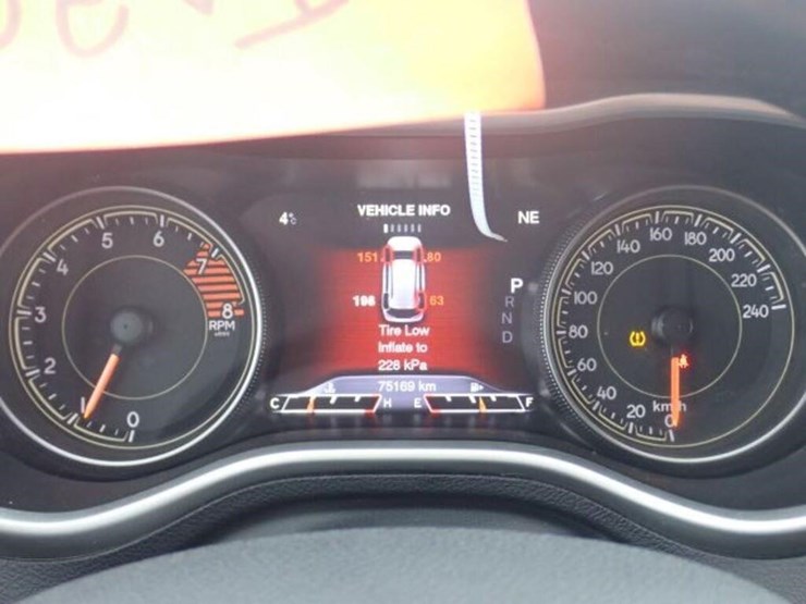 2016-jeep-cherokee-image-19