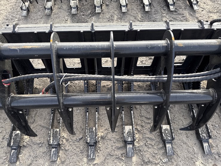 #2090-•-unused-giyi-clg72-72"-skid-steer-curved-log-grabber-inv#-42040-image-9