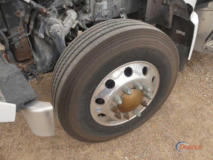 2017-peterbilt-567-image-13