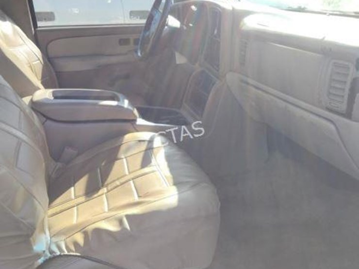 2003-chevrolet-suburban-image-10