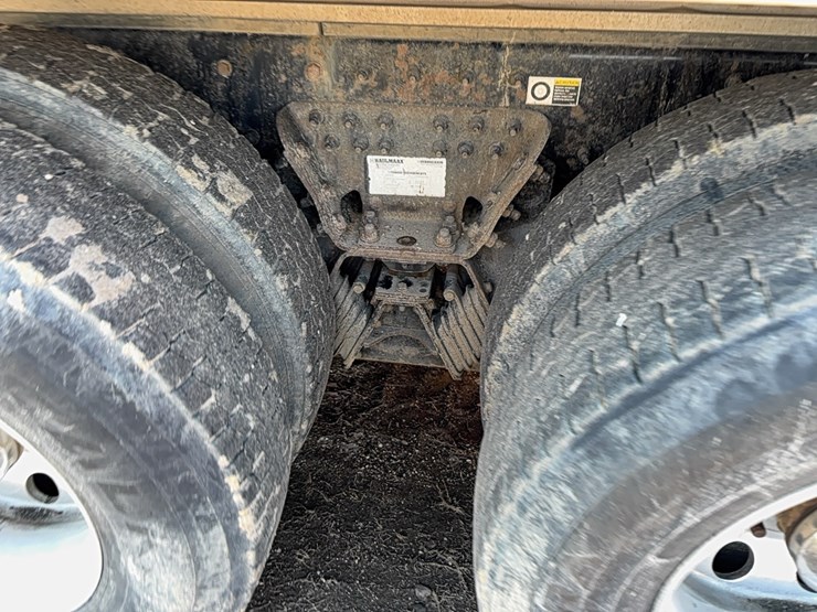 2015-peterbilt-567-image-10