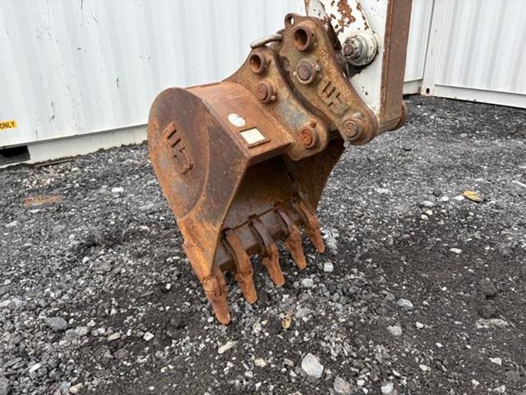 2017-takeuchi-tb240-image-7