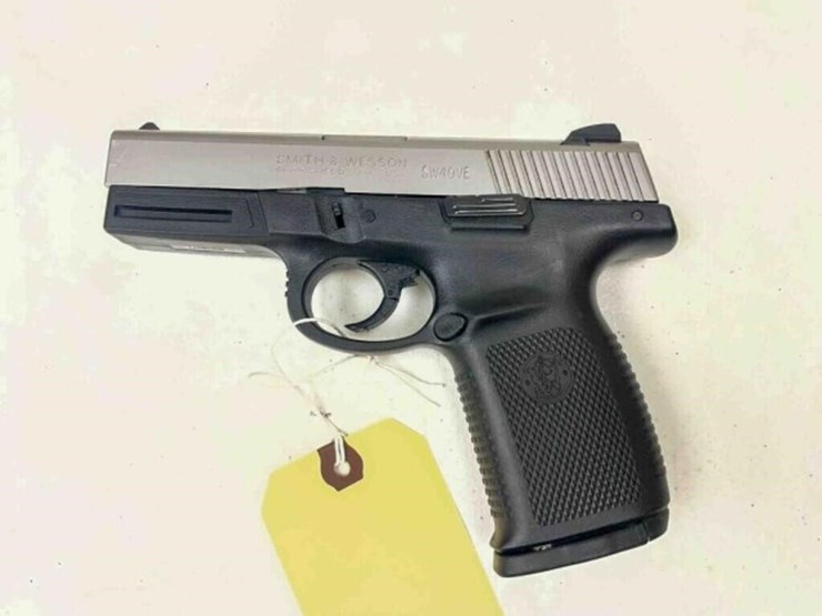 smith&-wesson-pistol-image-8