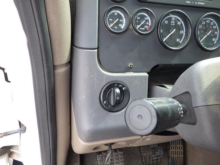 2013-freightliner-cascadia-113-image-38