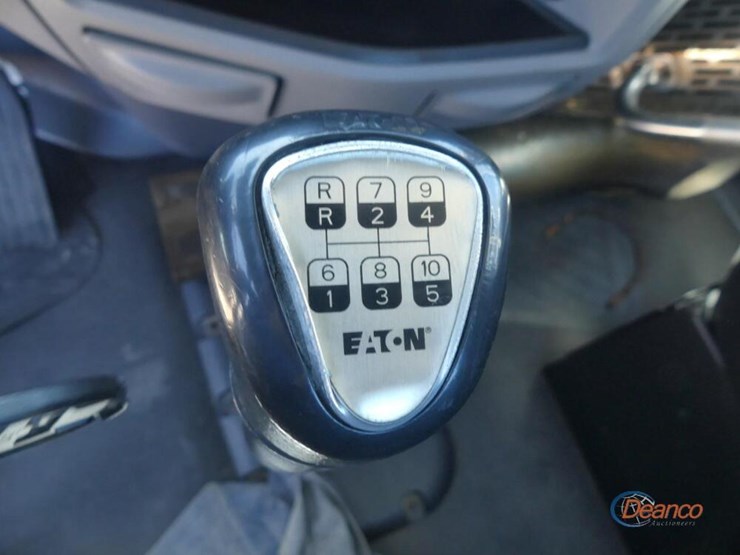 2017-peterbilt-567-image-18