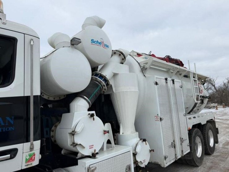 2017-peterbilt-567-image-25