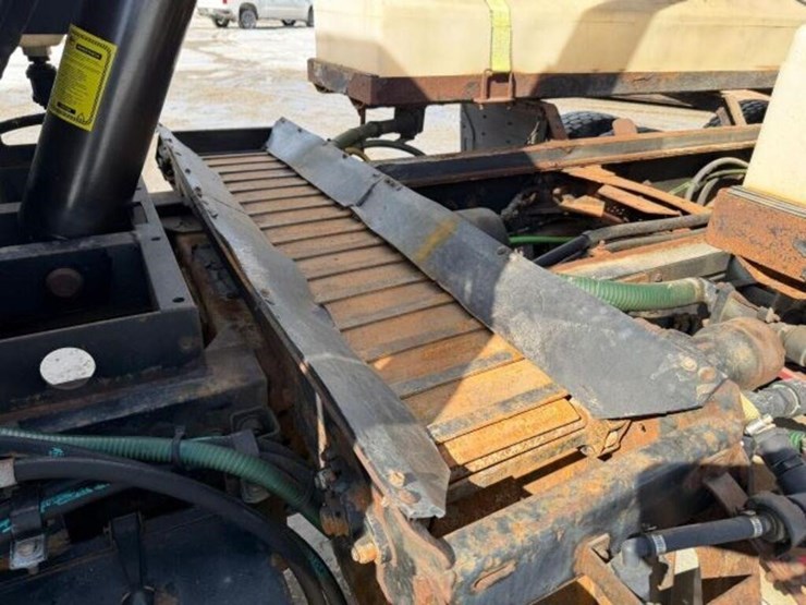 2013-freightliner-108sd-image-32