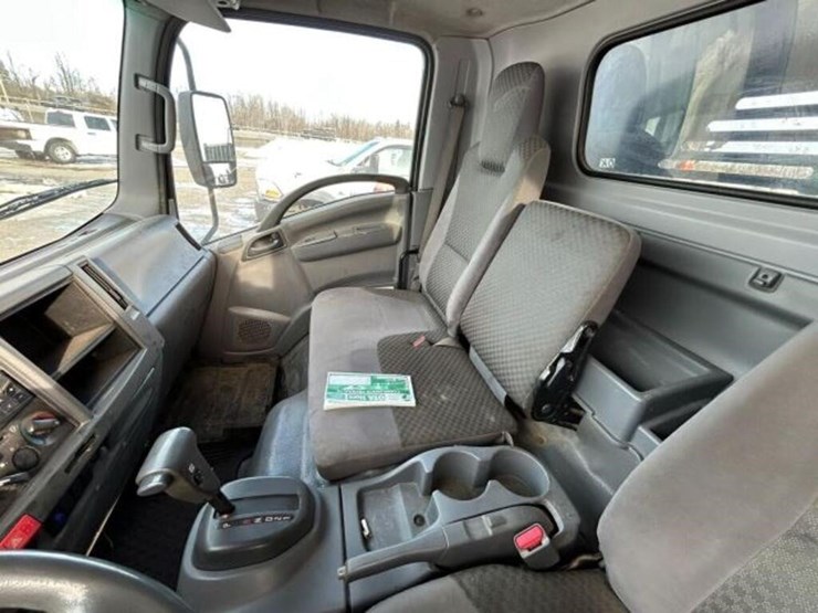 2015-isuzu-nrr-image-23