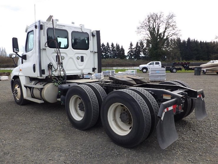 2016-freightliner-cascadia-125-image-7
