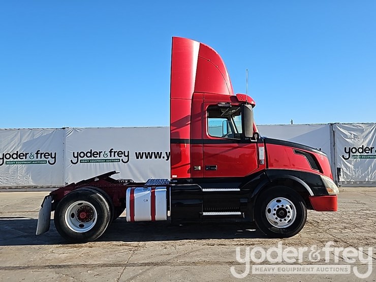 2015-volvo-vnl42t300-image-6