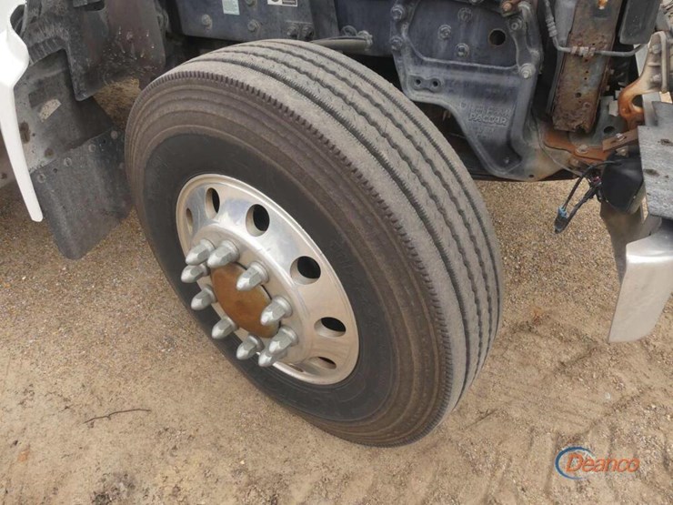 2017-peterbilt-567-image-12