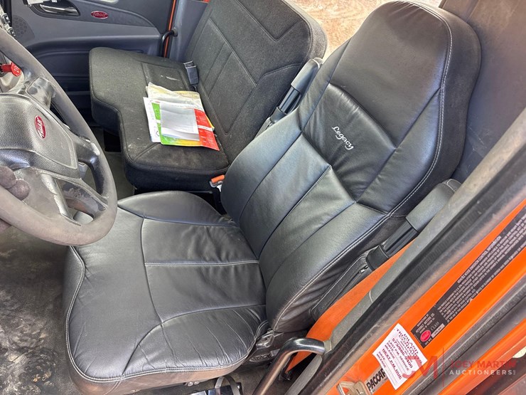 2017-peterbilt-rollback-truck-image-27