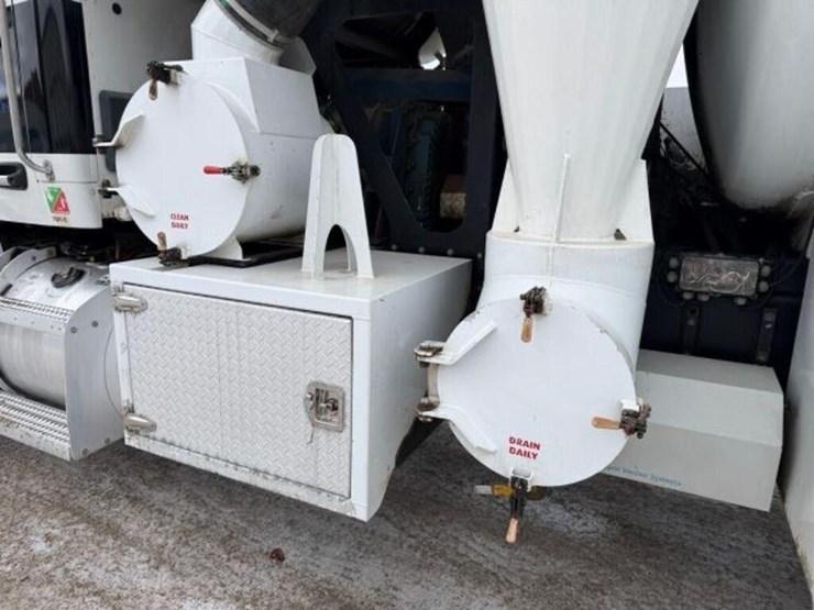 2017-peterbilt-567-image-28