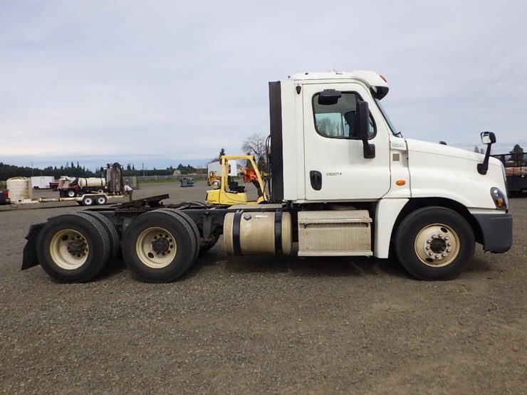 2016-freightliner-cascadia-125-image-4