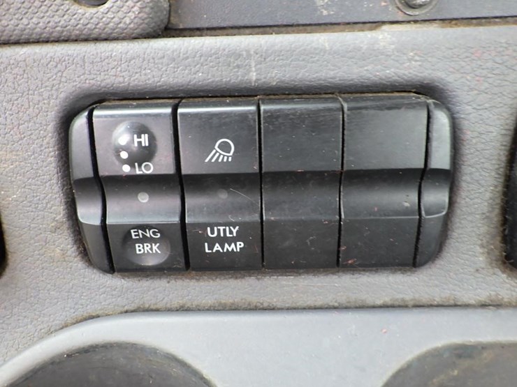 2013-freightliner-cascadia-113-image-44